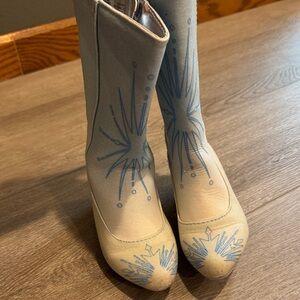Girls Elsa Disney snow princess Cream Boots with Blue Snowflake Design